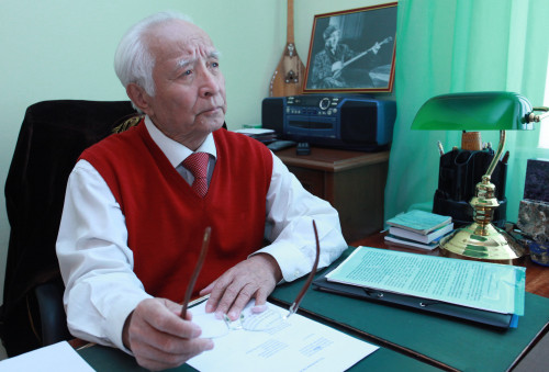 «Sáken aǵam elesteıdi kózime...»