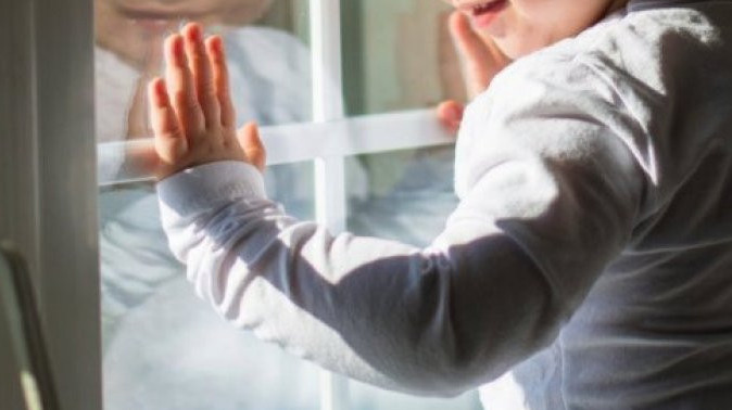 Qyzylordada tórt jasar bala úshinshi qabattan qulap ketti