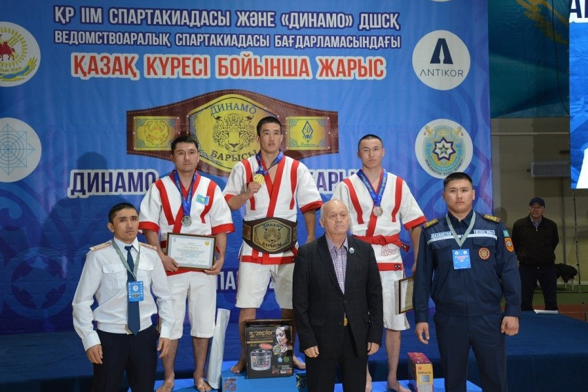 Bilek kúshi básekege tústi