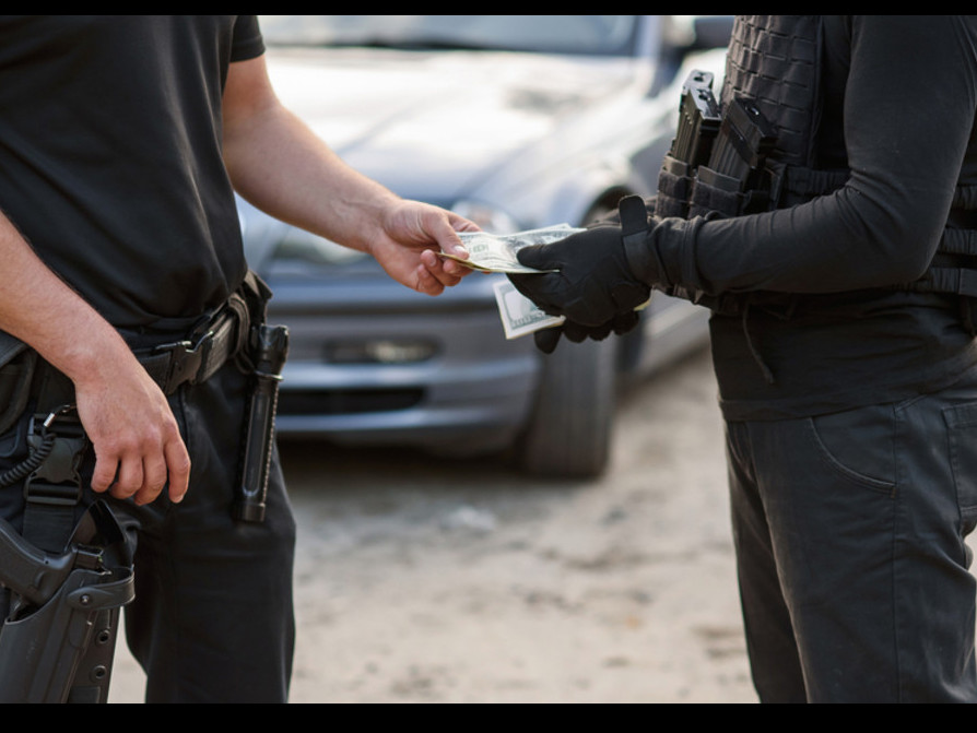 Patrýldik polısııa polkiniń rota komandıri paramen ustaldy