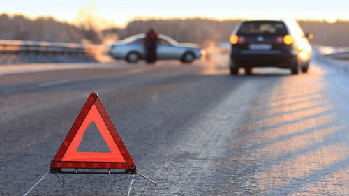 Polısııa kóligi men jeńil kólik soqtyǵysynan 2 adam zardap shekti