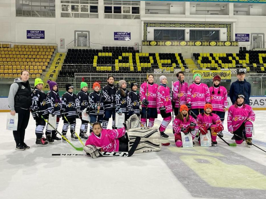 Shaıbaly hokkeıden qyzdar komandasy respýblıkalyq týrnırde top jardy