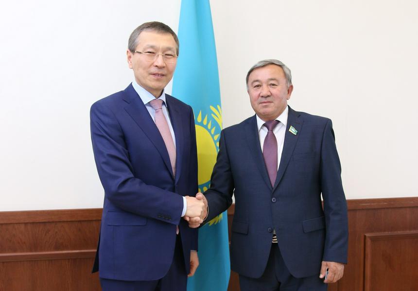 Qos qaýly qabyldandy