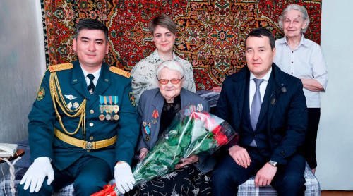 Álıhan Smaıylov qazaqstandyqtardy Jeńis kúnimen quttyqtady