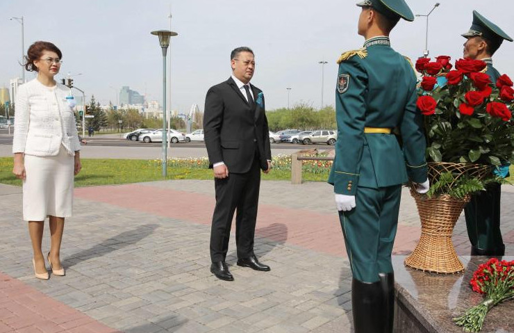 Prezıdent Ákimshiliginiń basshylyǵy Raqymjan Qoshqarbaevtyń eskertkishine gúl shoǵyn qoıdy