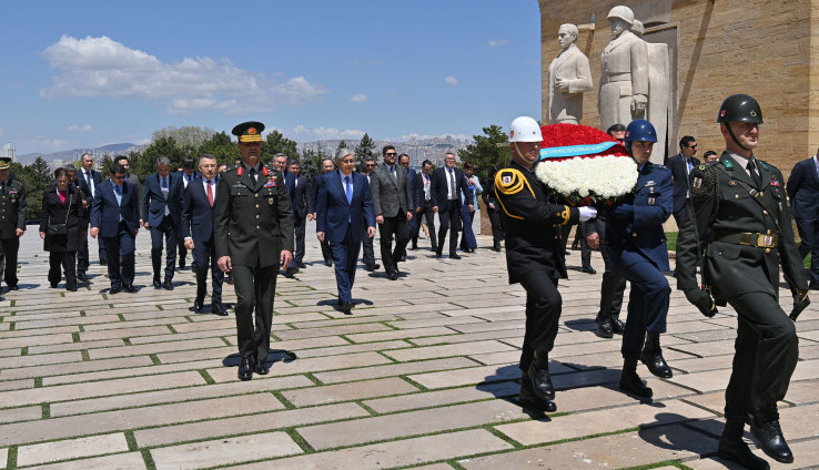 Memleket basshysy Atatúrik kesenesine gúl shoǵyn qoıdy