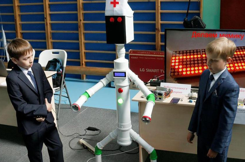 Qaraǵandylyq oqýshylar meıirbıke-robot pen pılotsyz avtomobıl qurastyrdy