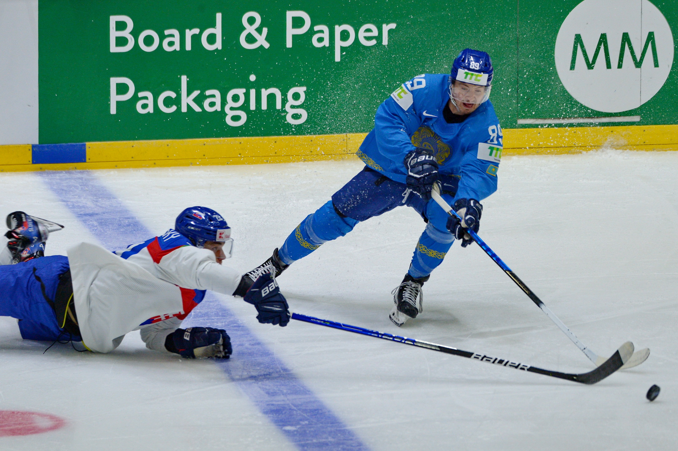 Jeńilisten kóz ashpaı tur