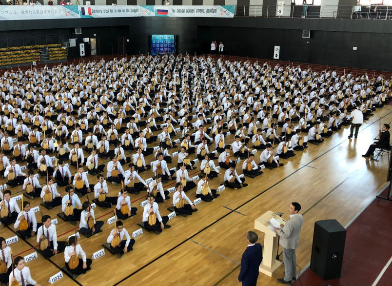 Myń bala bir mezette kúı tartyp, rekord jasady