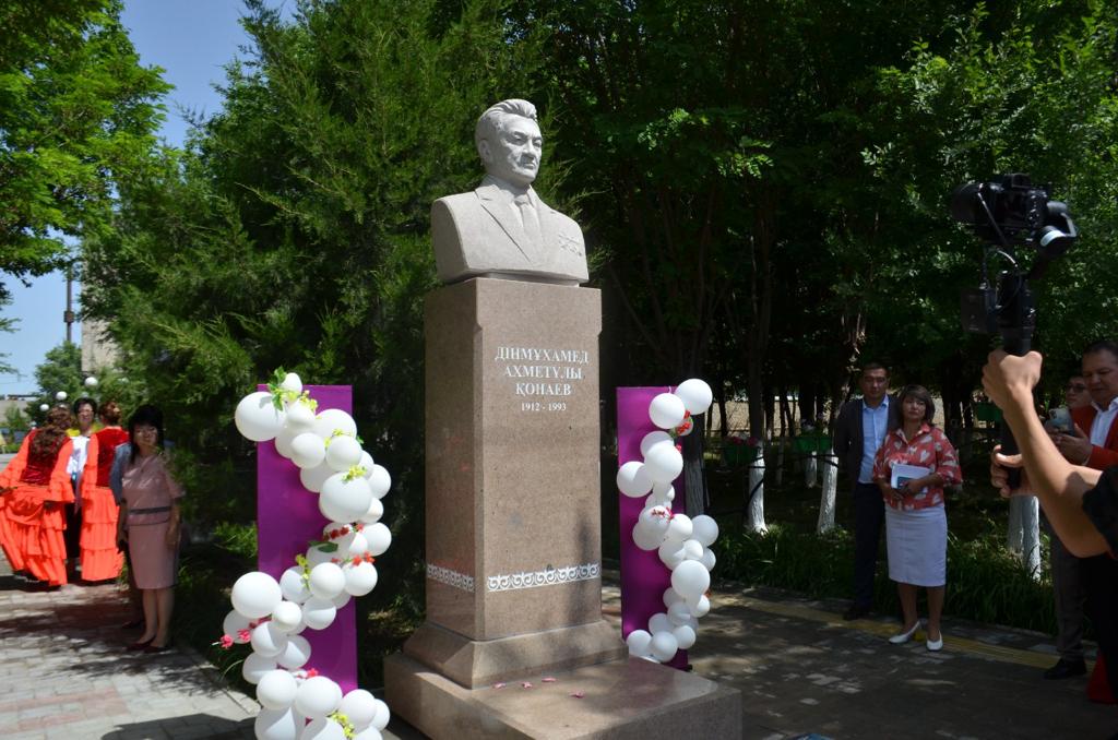 Qonaev rýhyna qurmet