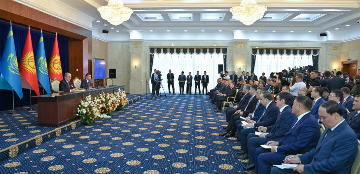 Qasym-Jomart Toqaev pen Sadyr Japarov BAQ ókilderi úshin brıfıng ótkizdi