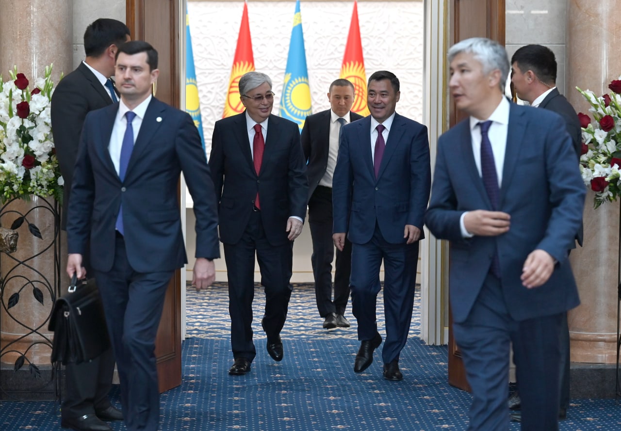 Qazaqstan men Qyrǵyzstan prezıdentteri keńeıtilgen quramda kelissóz júrgizdi