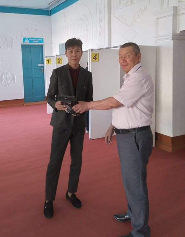 Týǵan kúninde daýys berip, syılyq aldy