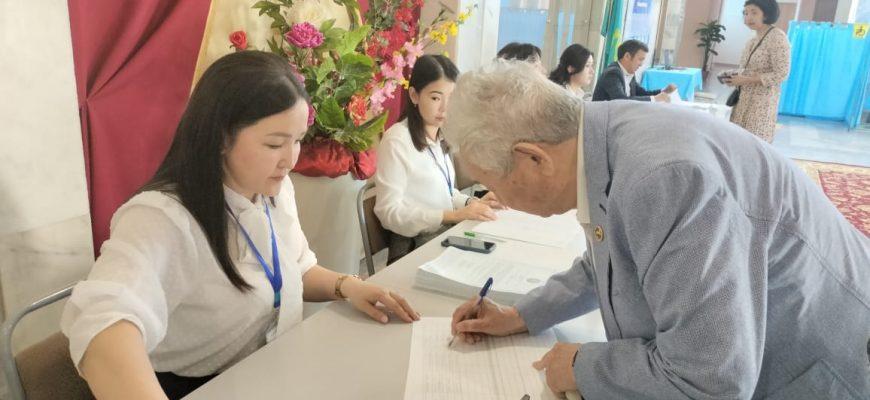 Áıgili jelaıaq Ámın Tuıaqov Atyraýda daýys berdi