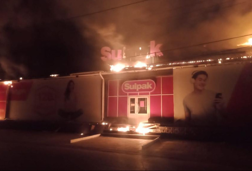 Tehnıkalyq zattar satatyn saýda úıi otqa orandy