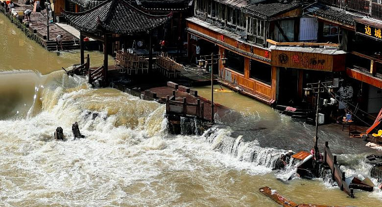 Qytaıda tolassyz jaýǵan jańbyrdan 25 adam kóz jumdy