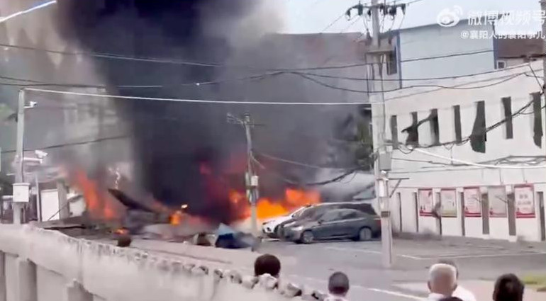 Qytaıda áskerı ushaq turǵyn úıge qulap, bir adam qaza tapty