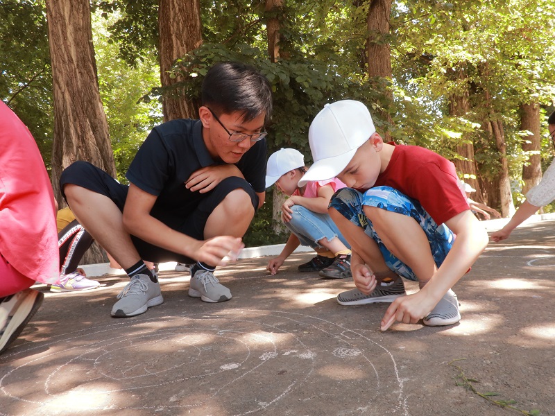 Jýrnalıster men jas eriktiler balalar úıiniń tárbıelenýshilerin qýantty