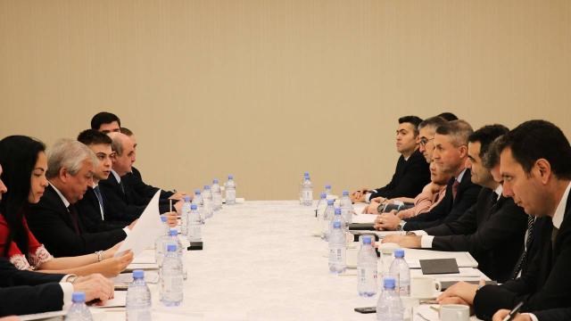 Áskerı shabýyldy toqtatýǵa shaqyrdy