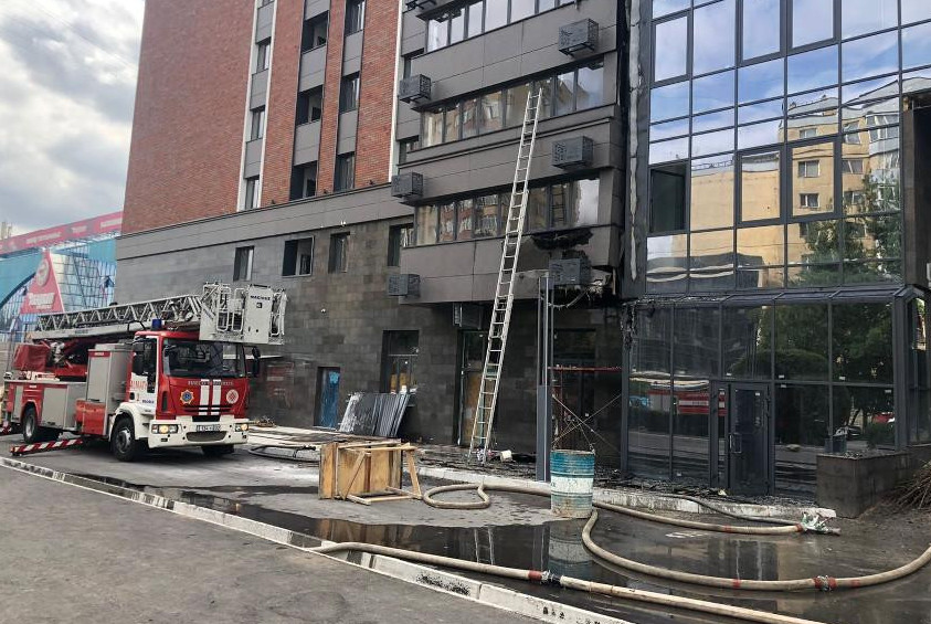 Almatyda qurylysy aıaqtalmaǵan turǵyn úı kesheninen órt shyqty