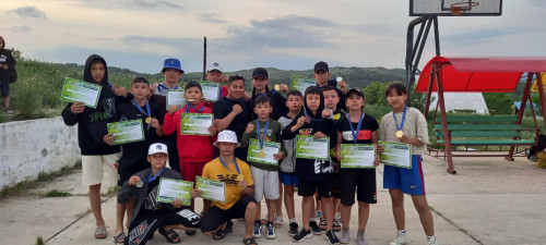 Buqtyrmanyń jaǵasynda jas jetkinshekter jarysy ótti