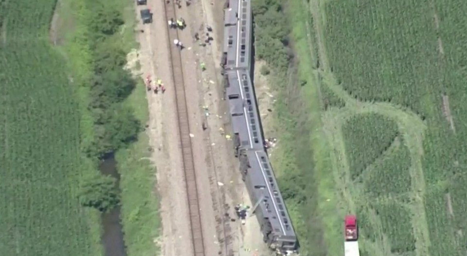 Jolaýshylar poıyzy men júk kóligi soqtyǵysyp, 3 adam qaza tapty