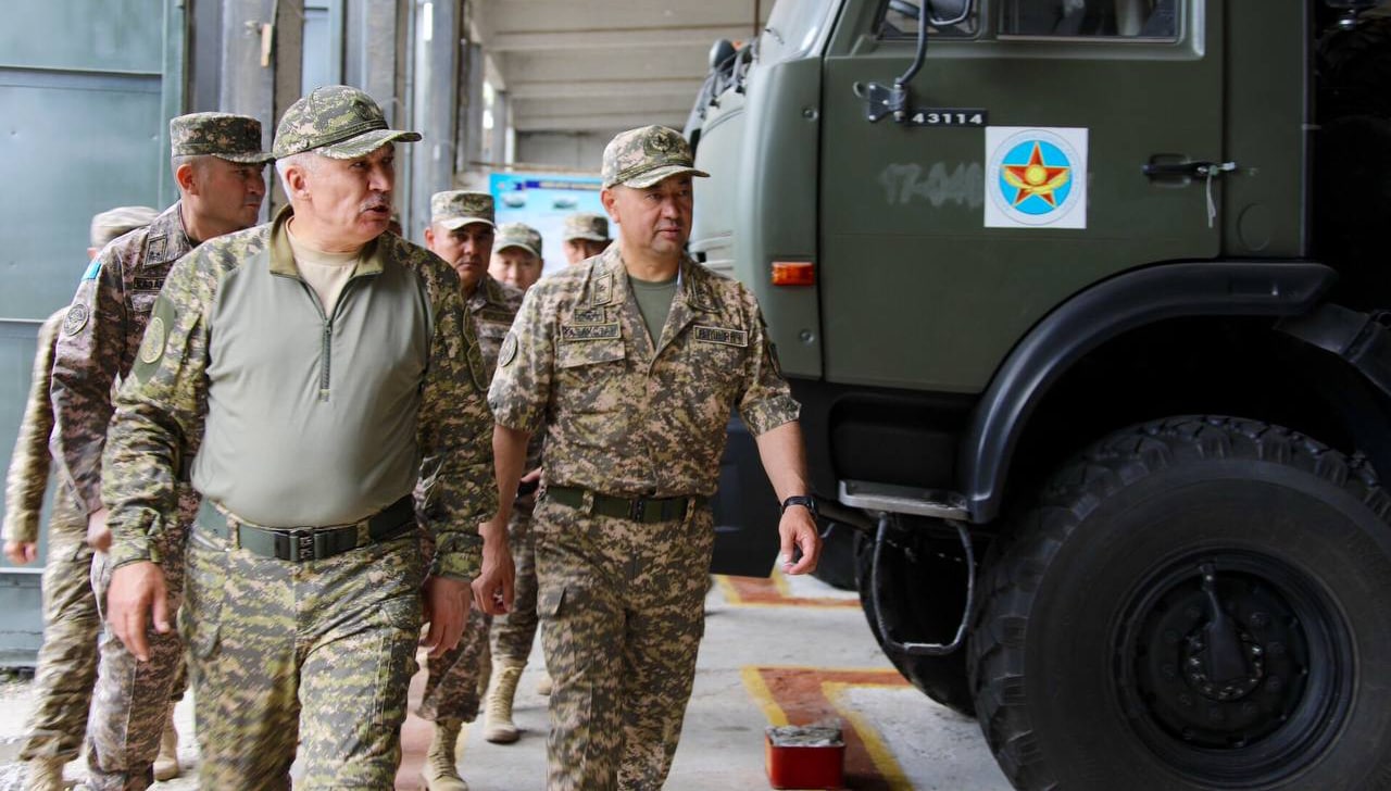 Garnızonnyń jaı-kúıimen tanysty