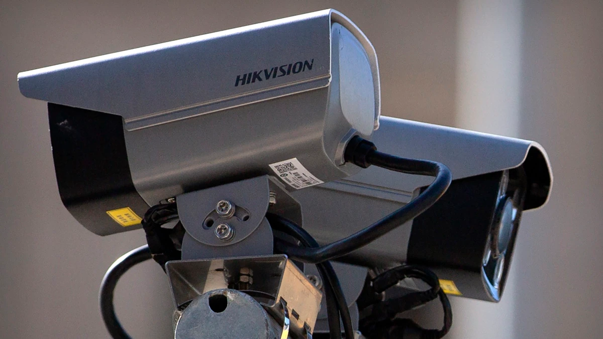 Hikvision kameralarynyń osal ekenin anyqtady