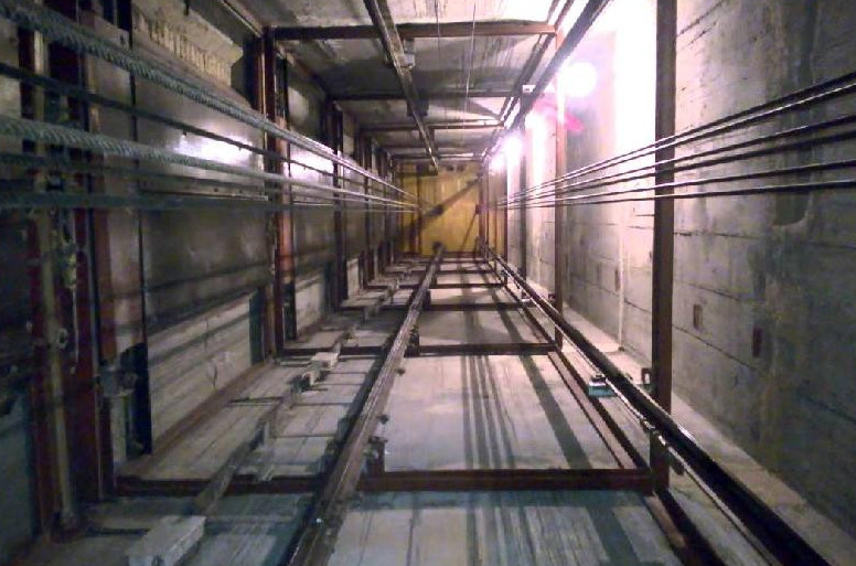 Qaraǵandyda bala lıft shahtasyna qulap ketti