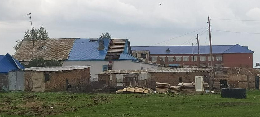 Zerendide qatty jel 8 turǵyn úıdiń shatyryn ushyrdy