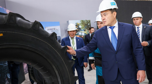 Álıhan Smaıylov KamaTyresKZ zaýytynyń qurylys alańyna bardy