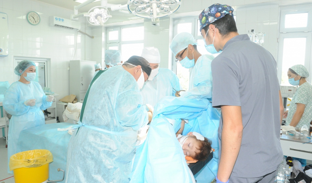 Úsh balaǵa kúrdeli operasııa jasady