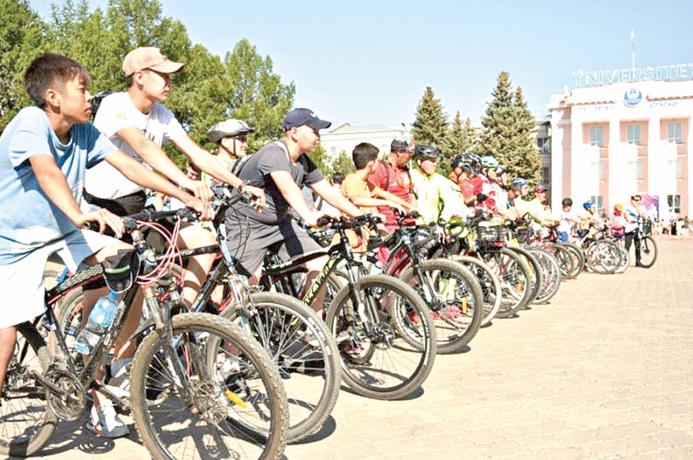 Úsh kúnde 400 shaqyrymdy eńserdi