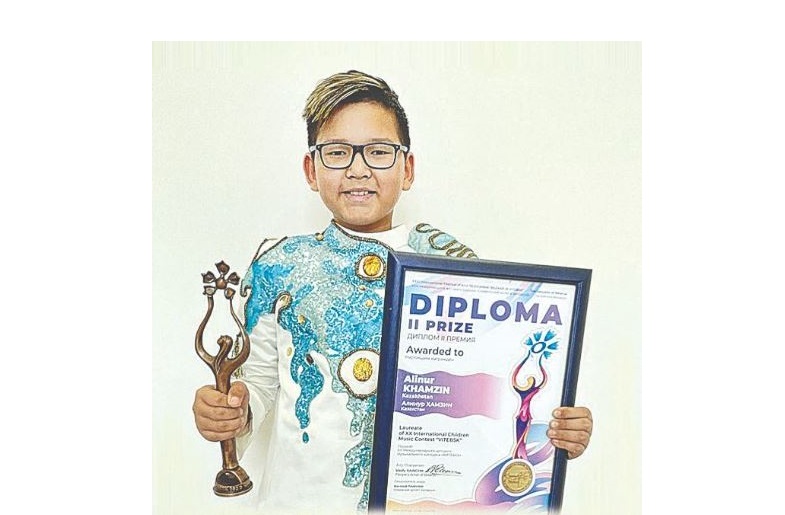 Álınur aldyńǵy qatardan kórindi