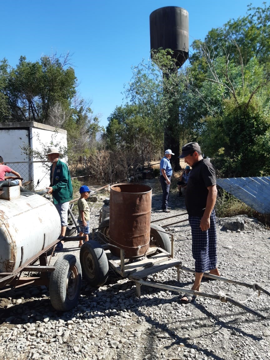 Qyzyl qurt aralasqan sý iship otyr