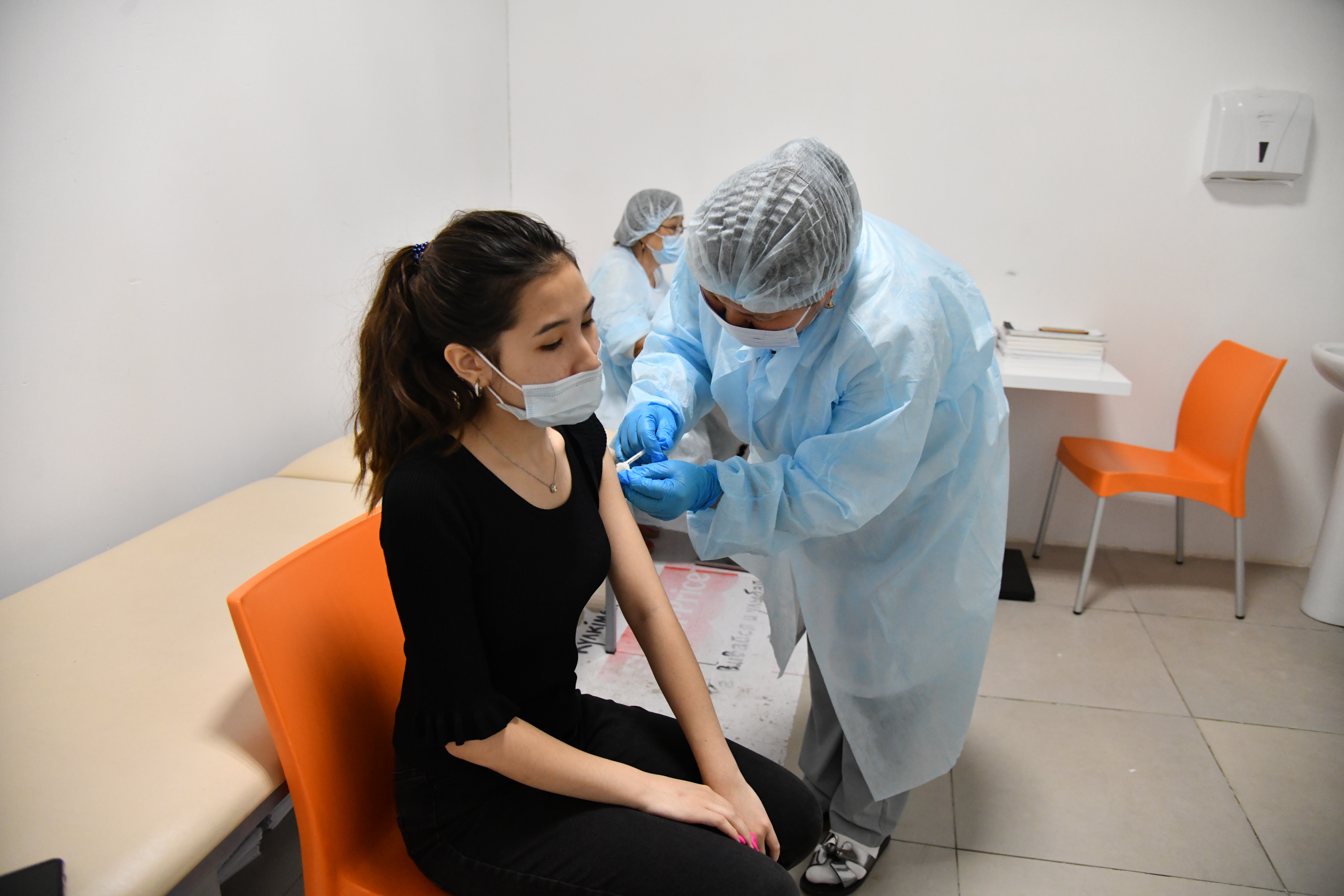 Vaksına almaǵandar aýyryp jatyr