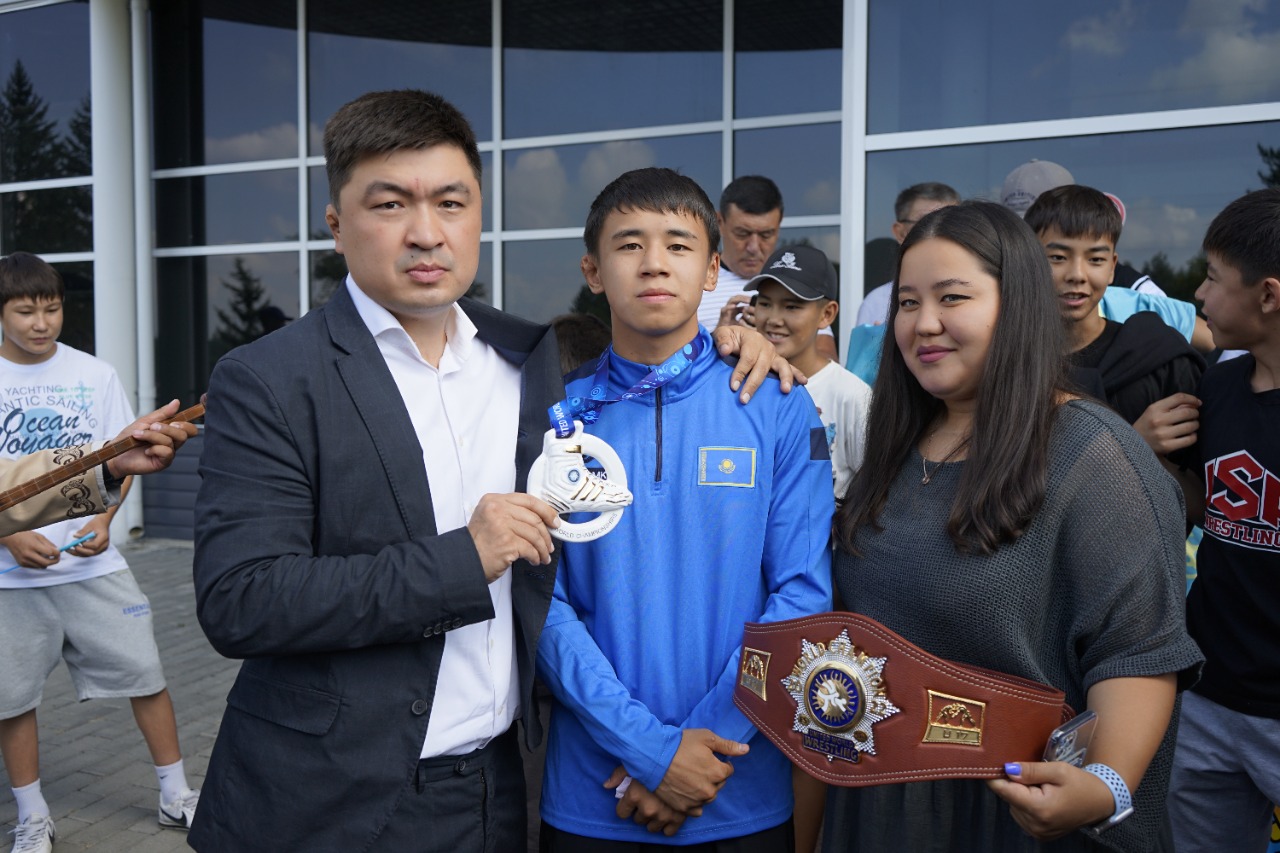 Álem chempıonyn qarsy aldy eli