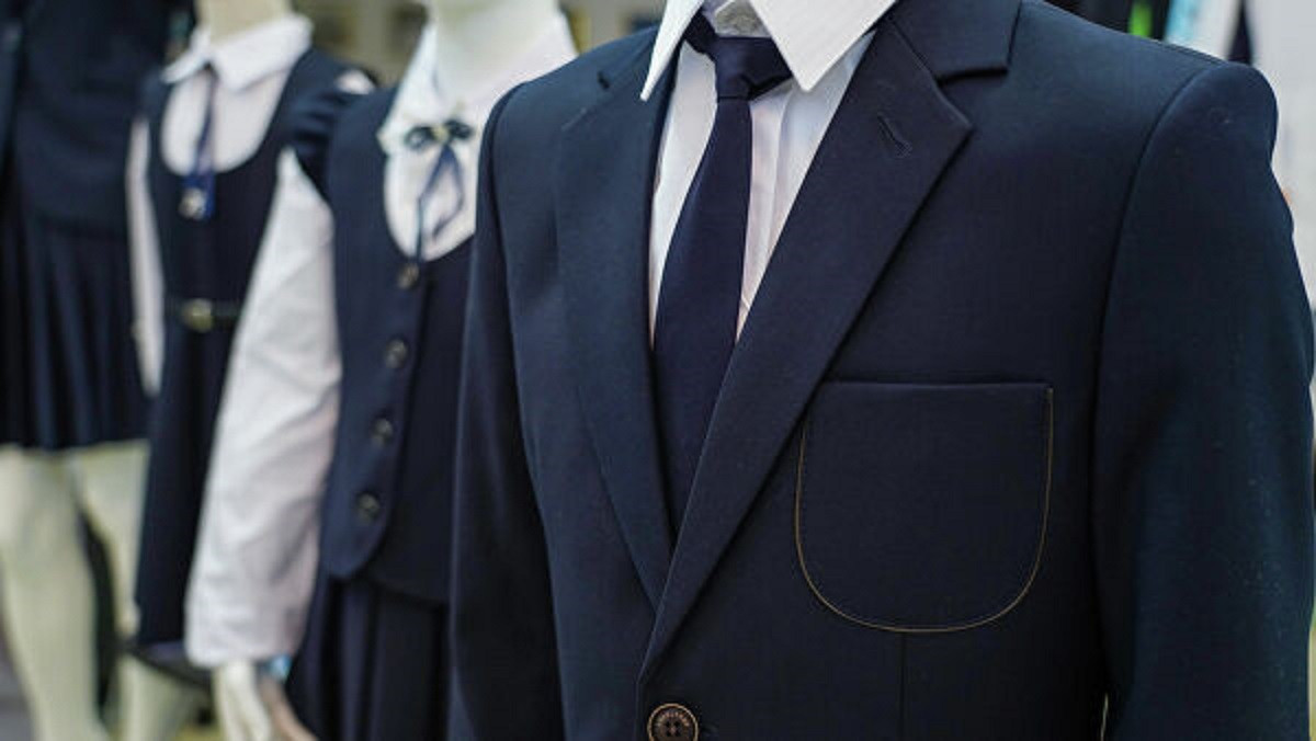 Ákimdik muqtaj balalarǵa mektep formasyn áperedi