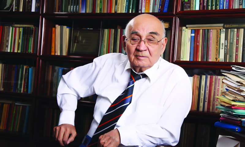 Ádebıettaný tarlany