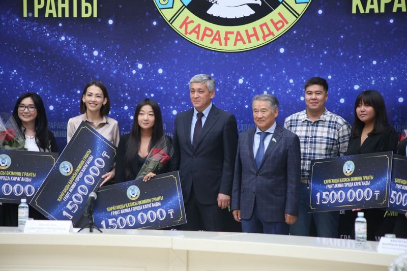 Qoldaý dep osyny aıt: Jas kásipkerler 1,5 mln teńgeniń grantyna ıe boldy