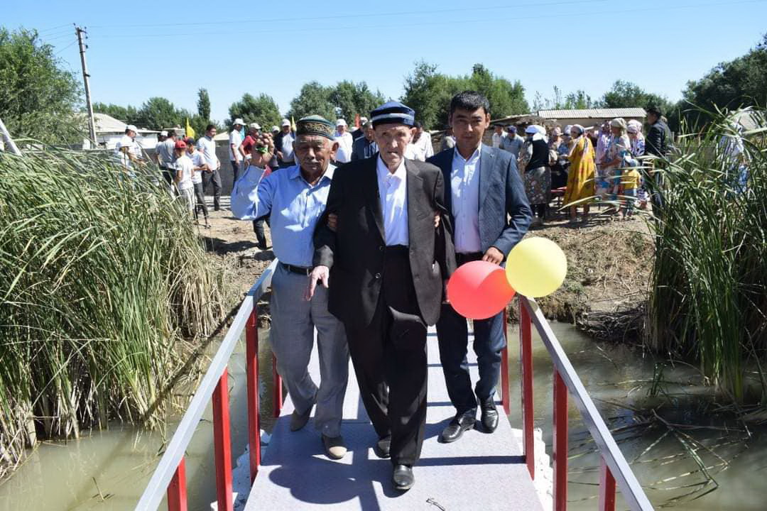 Zeınetker aýylyna kópir salyp berdi