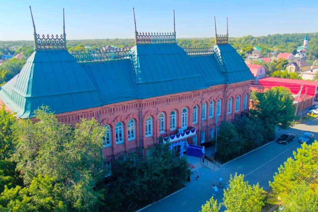 Sýret mektebiniń sergeldeńi