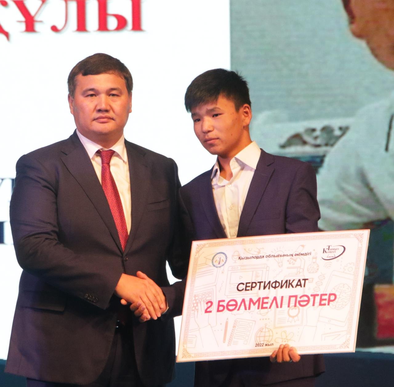 Qyzylorda oblysynyń ákimi sábıdi qutqarǵan jigitke páter kiltin tabystady