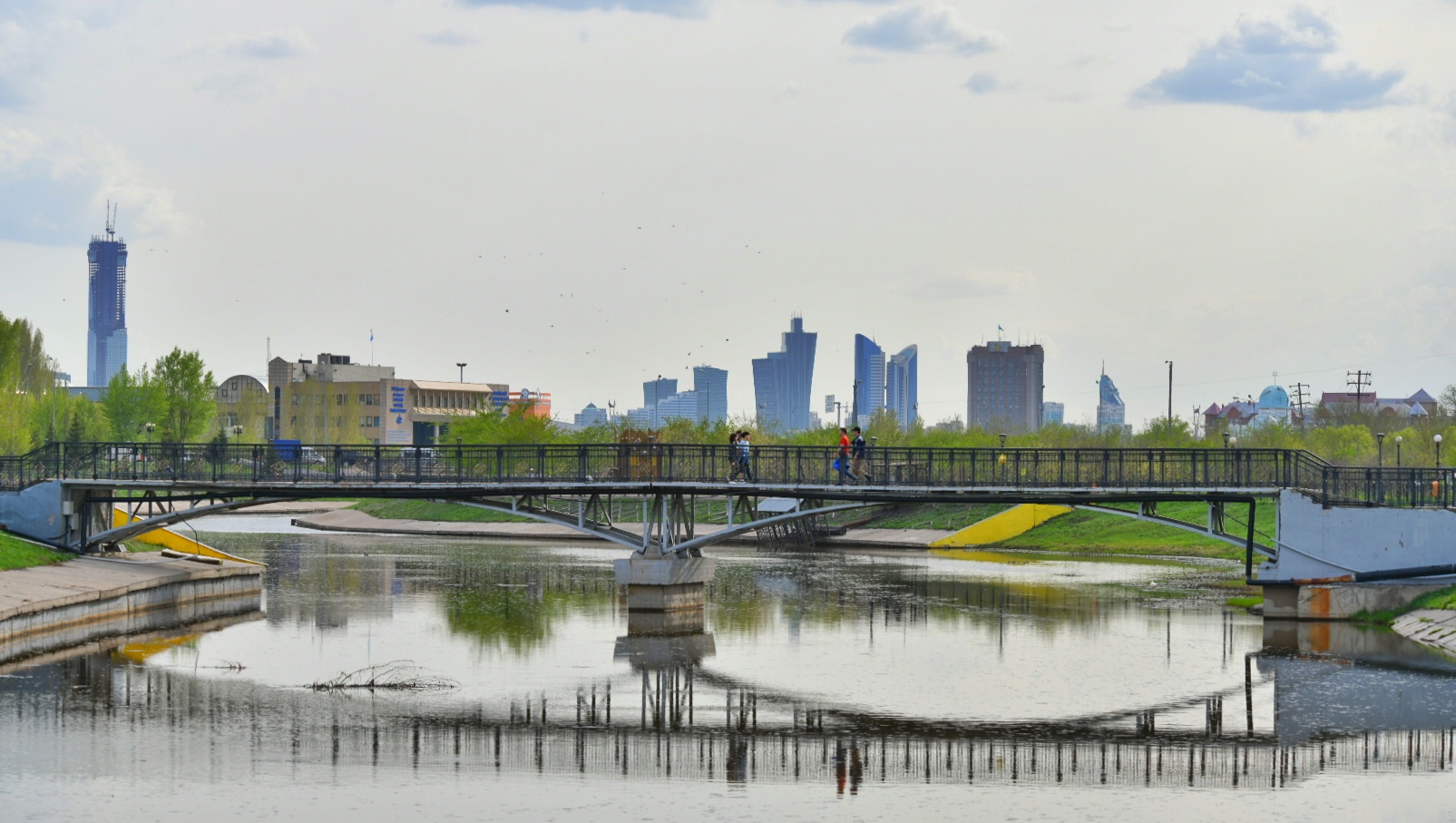 Jeke monopolııaǵa jol bermeý kerek