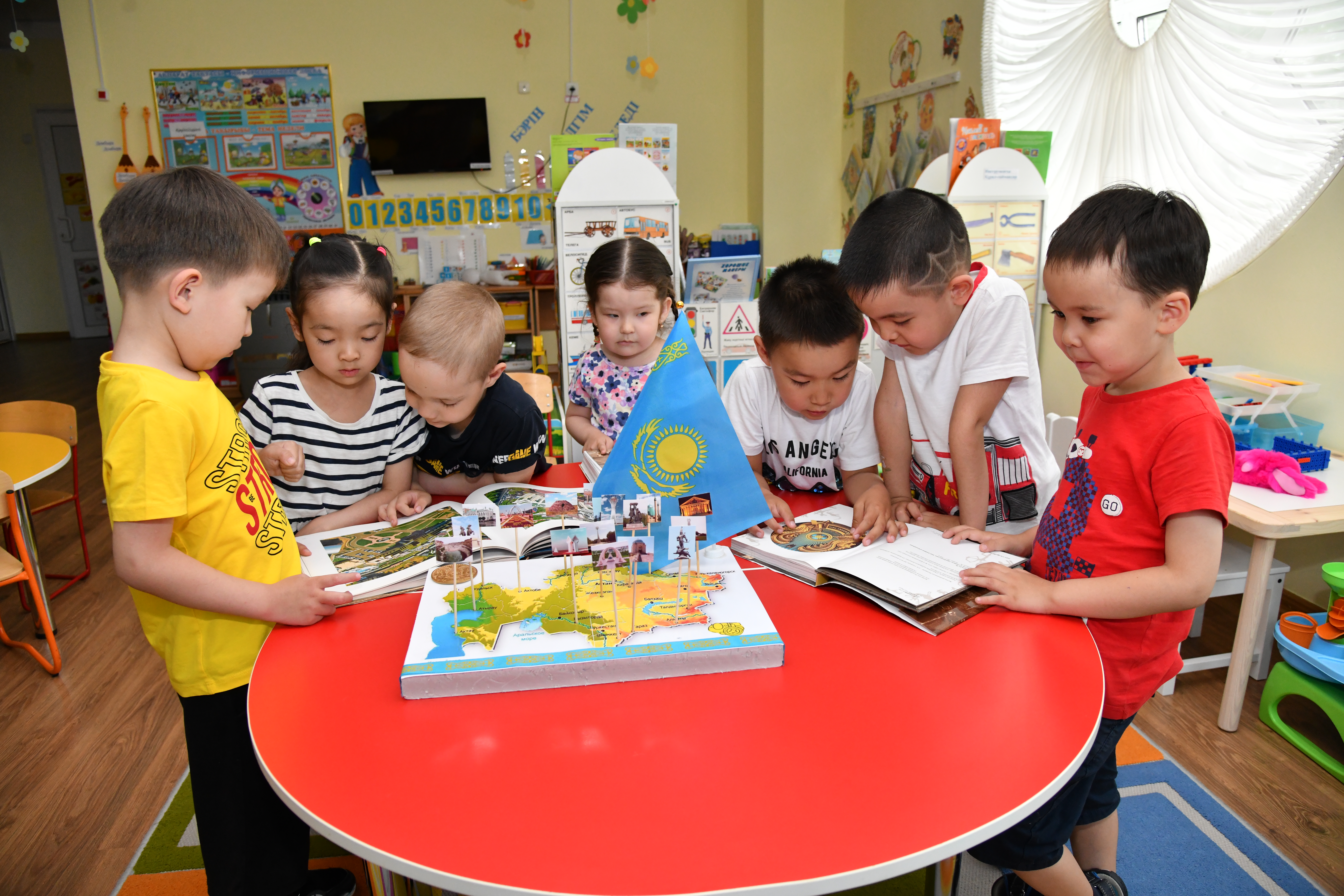 Besik keń, peıil tar