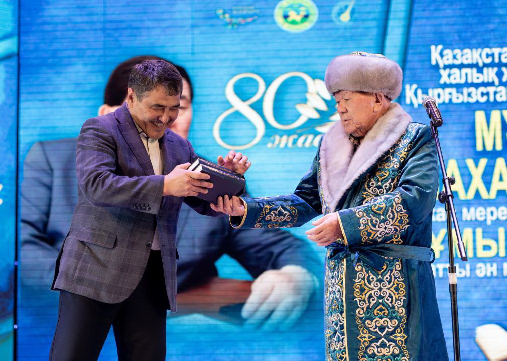 Áıgili aqyndy áspettedi