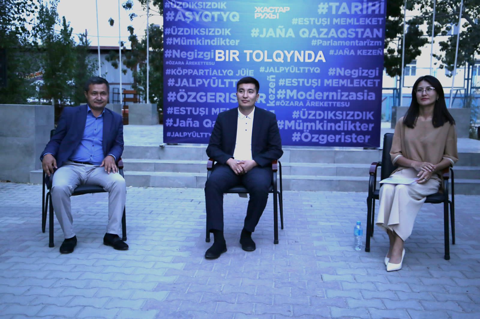 Jas belsendiler – bir tolqynda