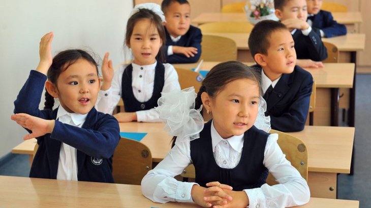 Ana tilinde oqyp júr...