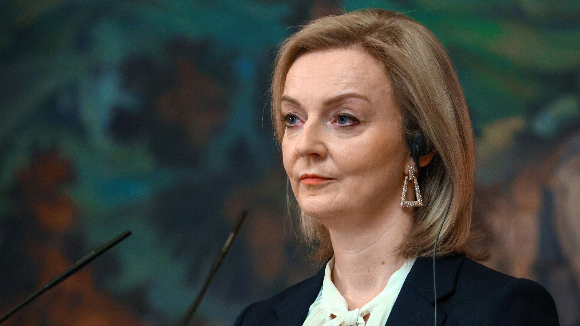 Lız Trasstyń reıtıngi kúrt tómendeýde