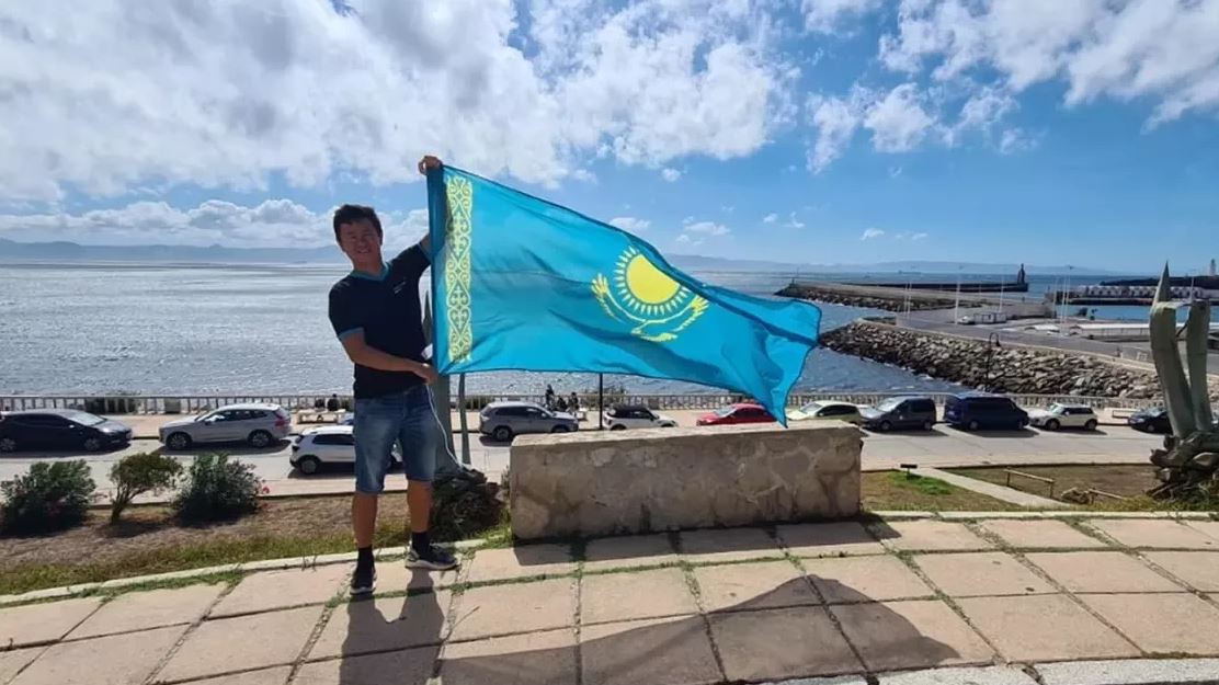 Gıbraltar buǵazyn júzip ótti